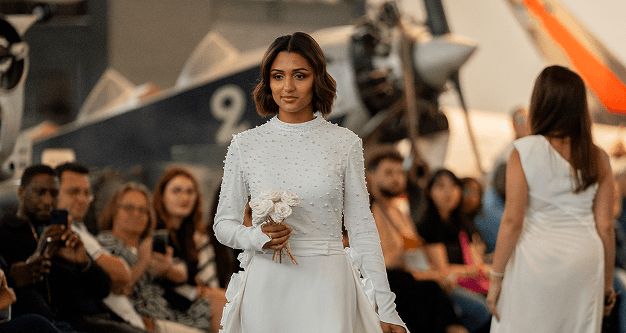 Défilé SUP DE MOD : robe blanche sur le podium